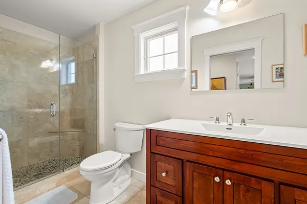 a view of room with window and dual sinks