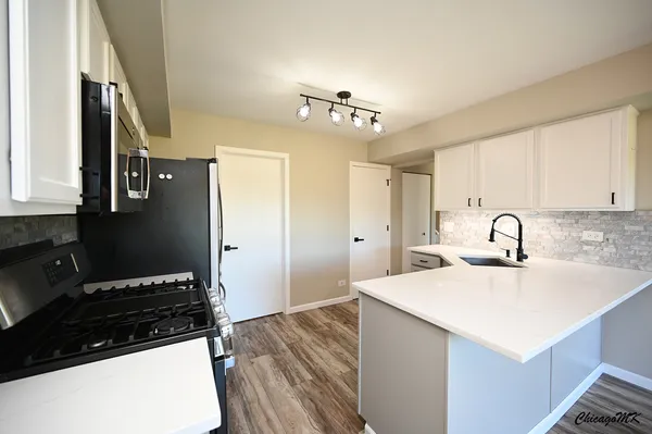 $324,900 | 425 Locksley Drive, Streamwood, IL 60107