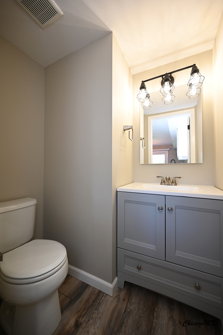 425 Locksley Drive Streamwood, IL 60107 - Photo 18 of 48 a bathroom with a toilet sink and mirror