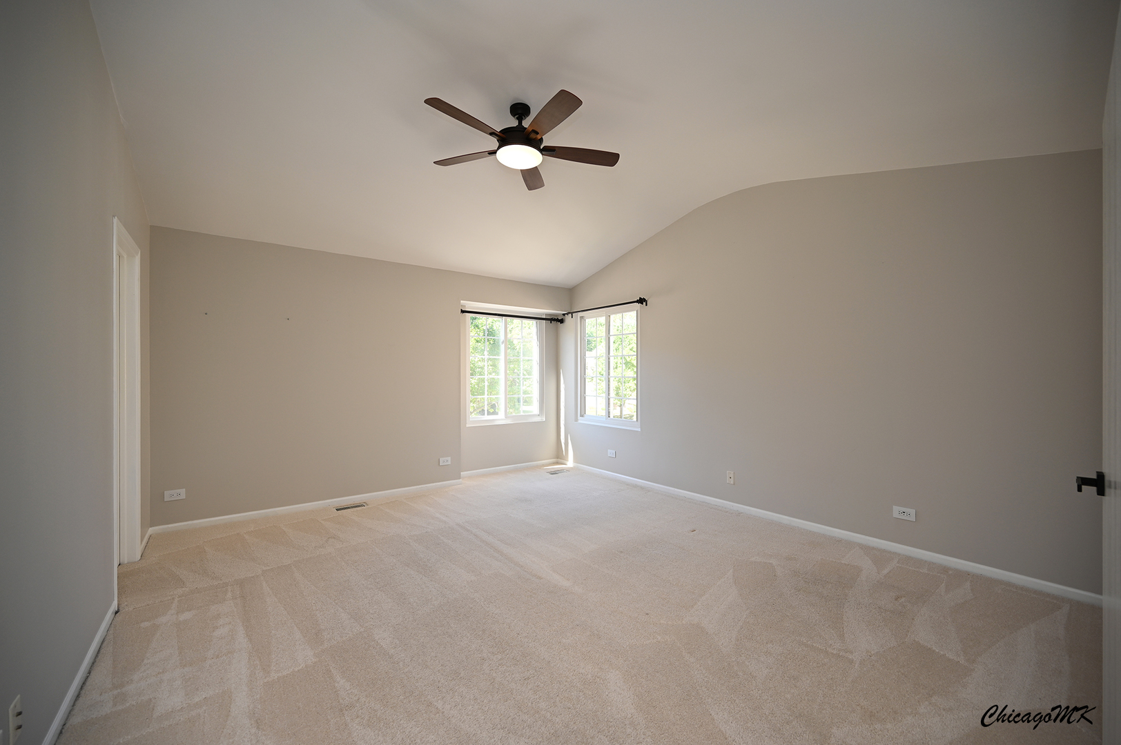 425 Locksley Drive Streamwood, IL 60107 - Photo 22 of 48 a view of an empty room with a window