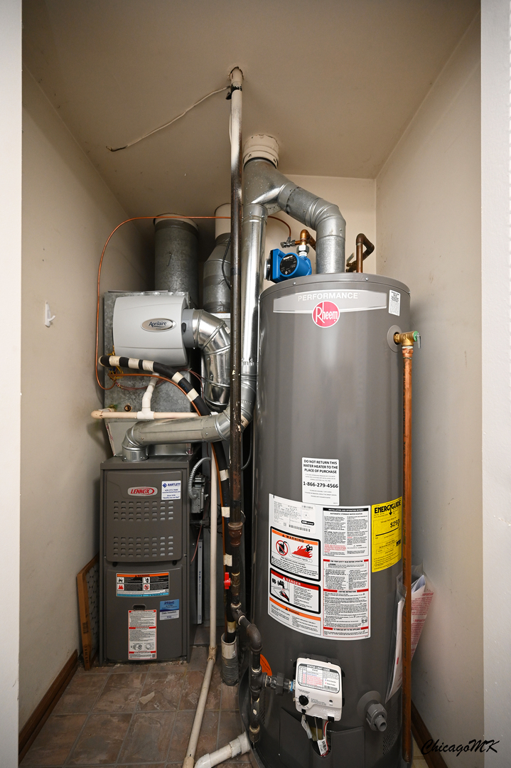 425 Locksley Drive Streamwood, IL 60107 - Photo 34 of 48 a utility room with dryer and washer