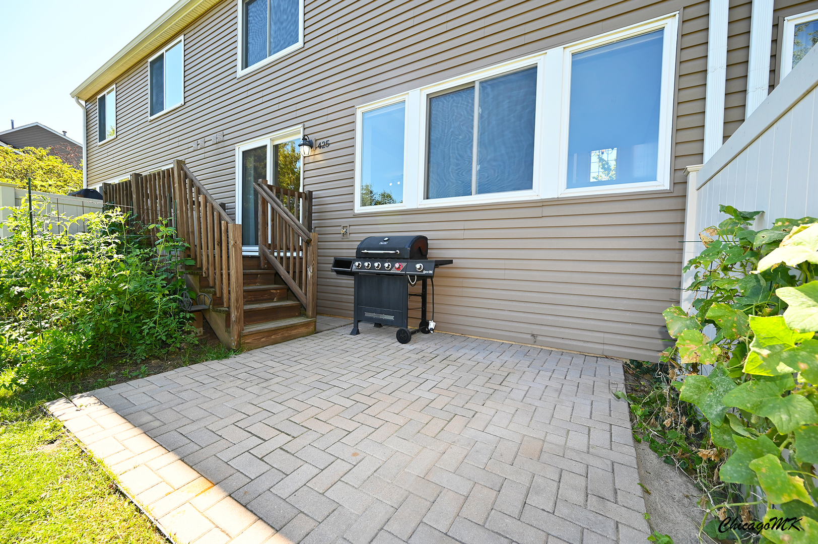 425 Locksley Drive Streamwood, IL 60107 - Photo 40 of 48 a backyard of a house with seating space