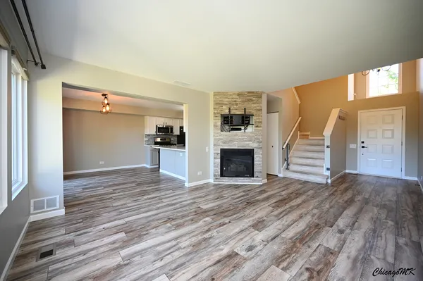 $324,900 | 425 Locksley Drive, Streamwood, IL 60107