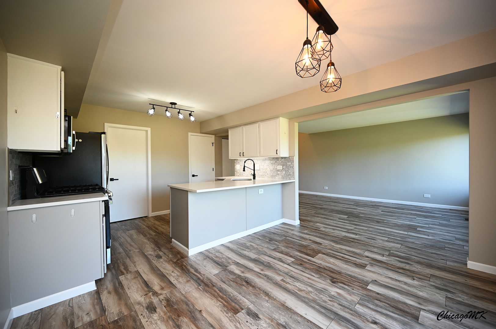 425 Locksley Drive Streamwood, IL 60107 - Photo 10 of 48 a kitchen with a refrigerator and a sink