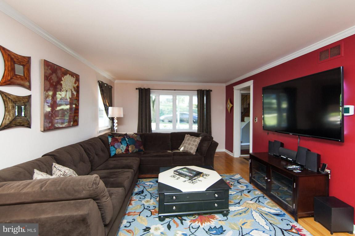 511 Maple Ridge Lane Odenton, MD 21113 - Photo 2 of 30 Living Room