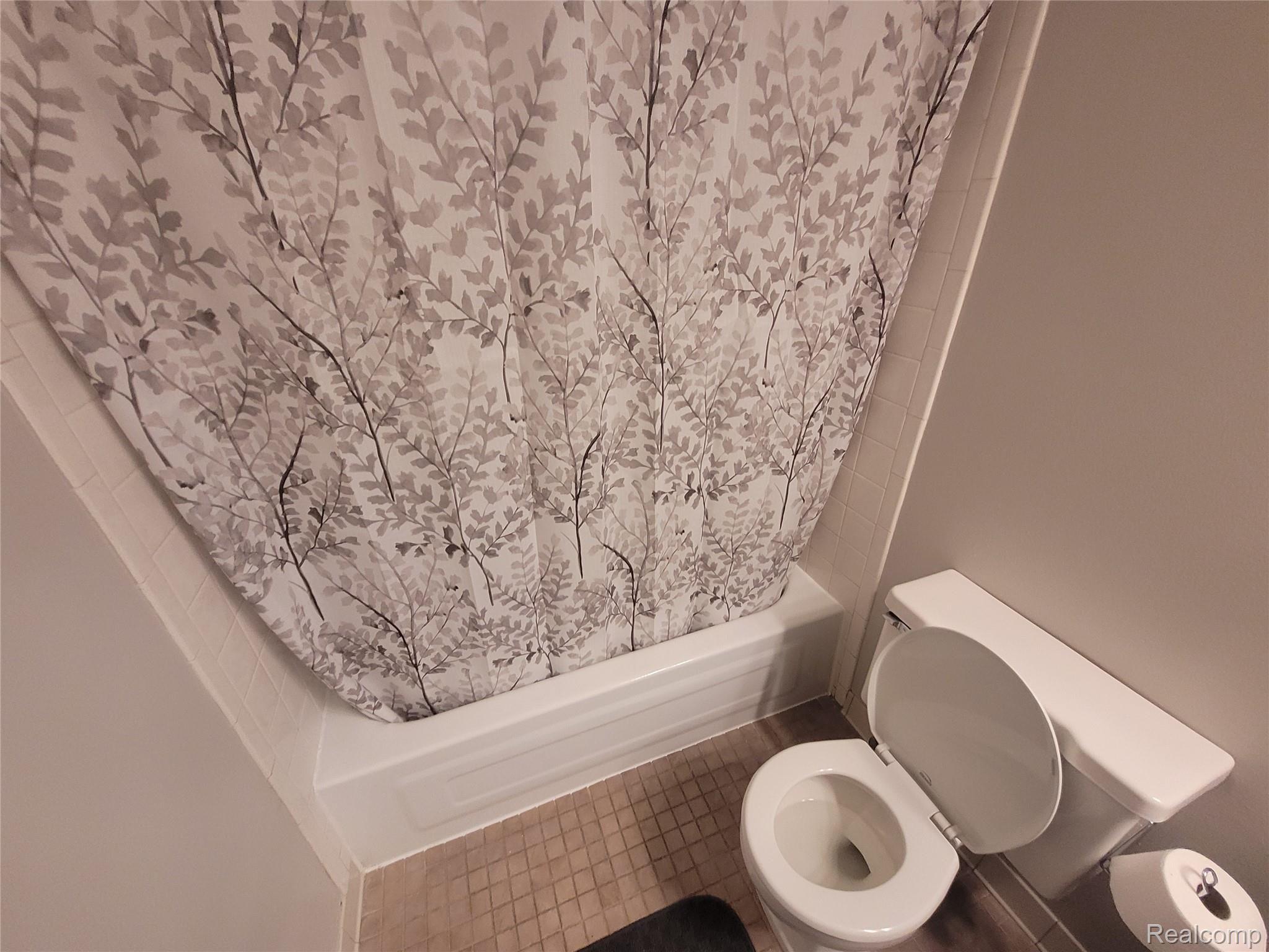 31805 Kelly Road, Unit 20 Fraser, MI 48026 - Photo 17 of 35 20210924_164515.jpg