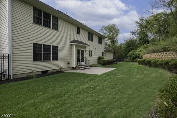 a view of yard with green space