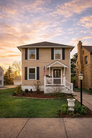 $395,000 | 209 South Commonwealth Avenue, Aurora, IL 60506