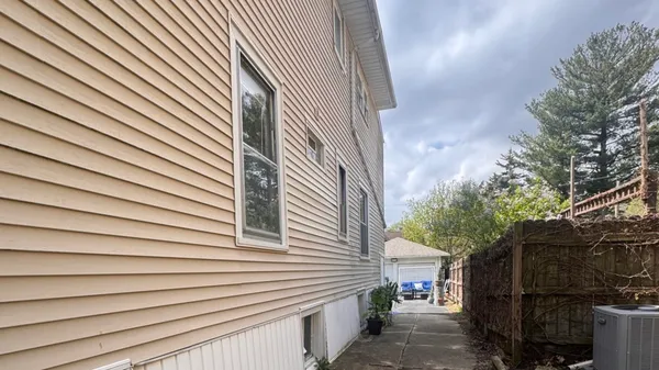 $395,000 | 209 South Commonwealth Avenue, Aurora, IL 60506