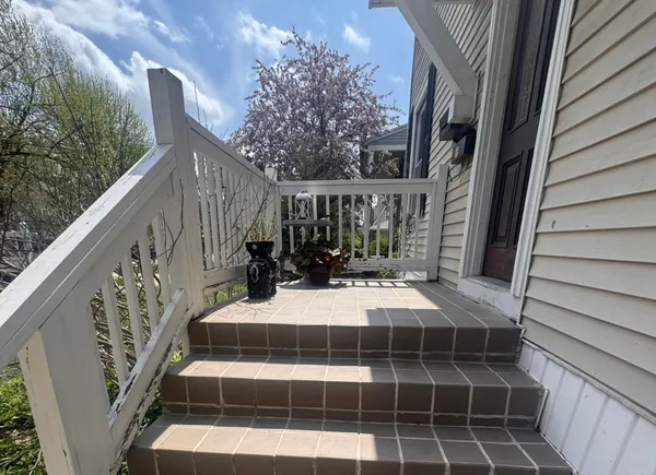 $395,000 | 209 South Commonwealth Avenue, Aurora, IL 60506