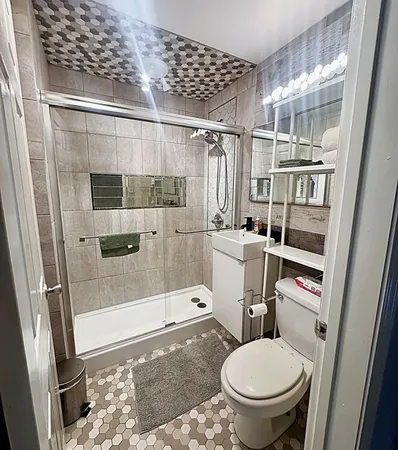 $395,000 | 209 South Commonwealth Avenue, Aurora, IL 60506