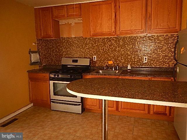 4834 Melbourne Road Baltimore, MD 21229 - Photo 6 of 16 Kitchen