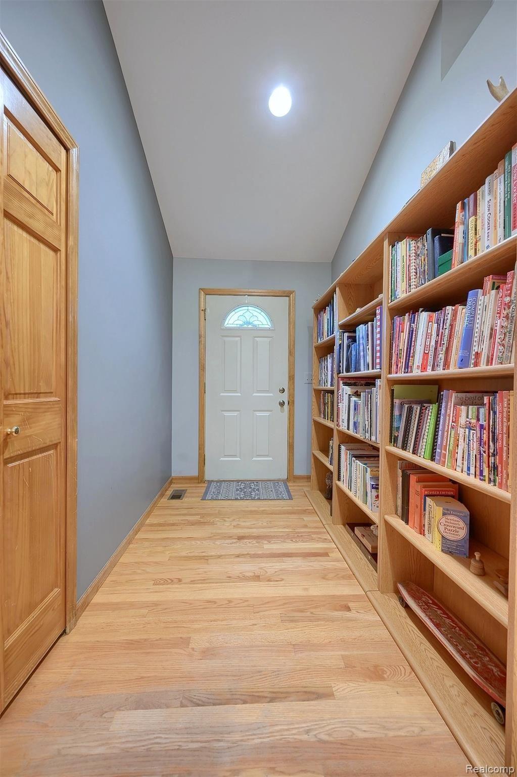 4781 Havens Road Leonard, MI 48367 - Photo 7 of 45 7-Foyer.jpg