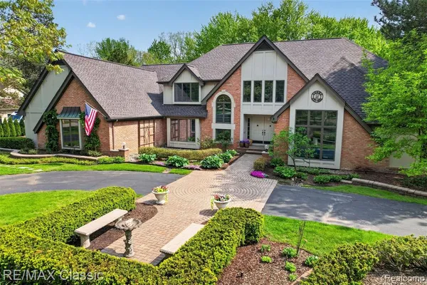 $1,599,999 | 115 West Hickory Grove Road, Bloomfield Hills, MI 48304