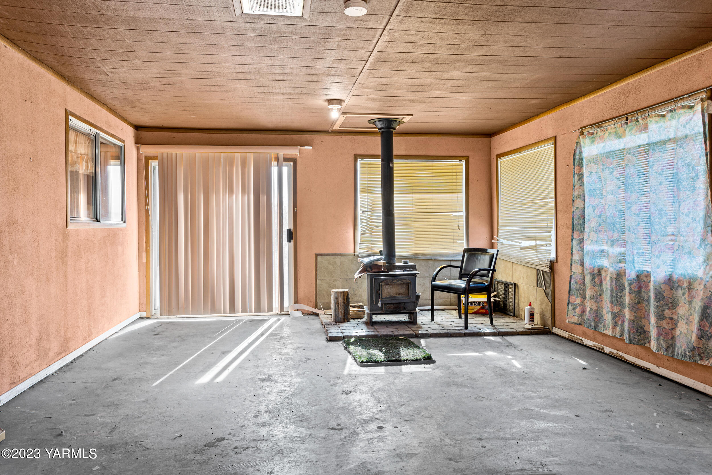 3570 Lateral B Road Wapato, WA 98951 - Photo 11 of 32 a view of a livingroom with furniture
