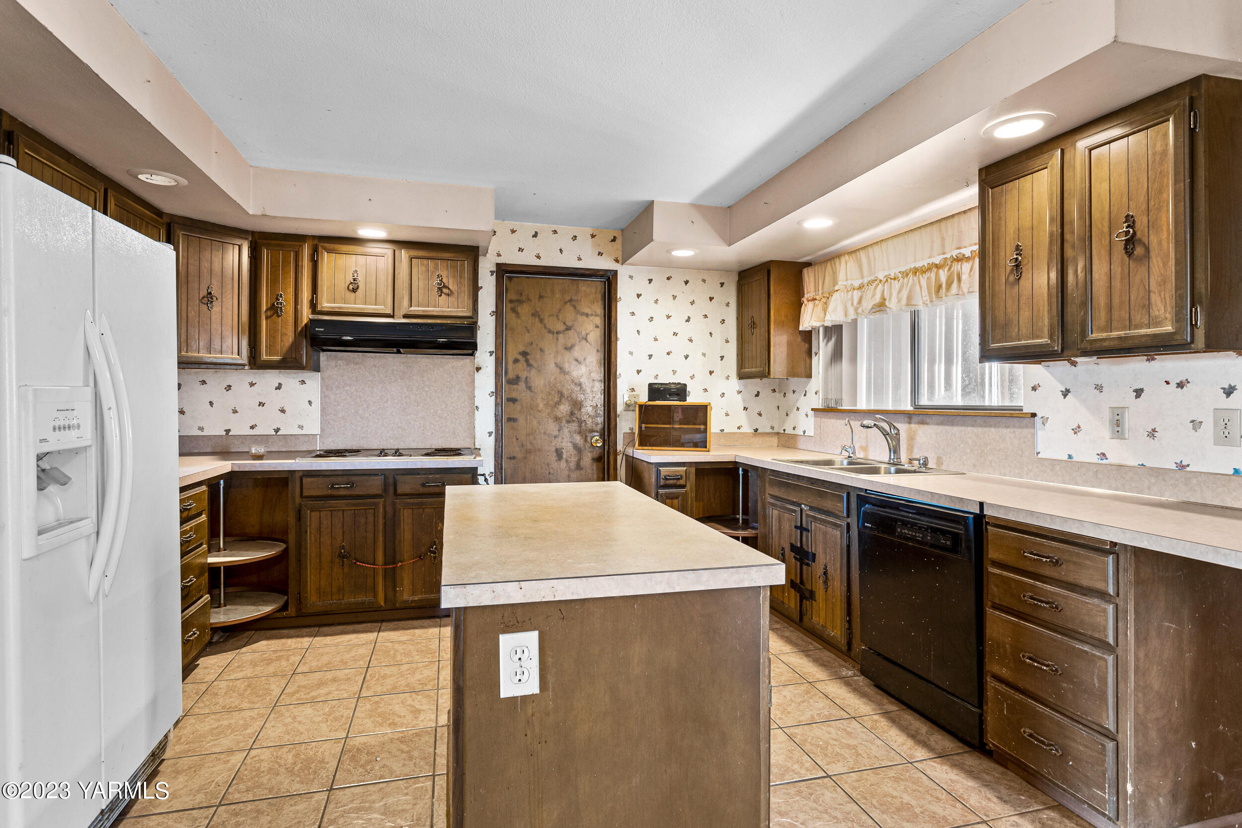 3570 Lateral B Road Wapato, WA 98951 - Photo 13 of 32 a kitchen with stainless steel appliances a sink stove refrigerator and a window