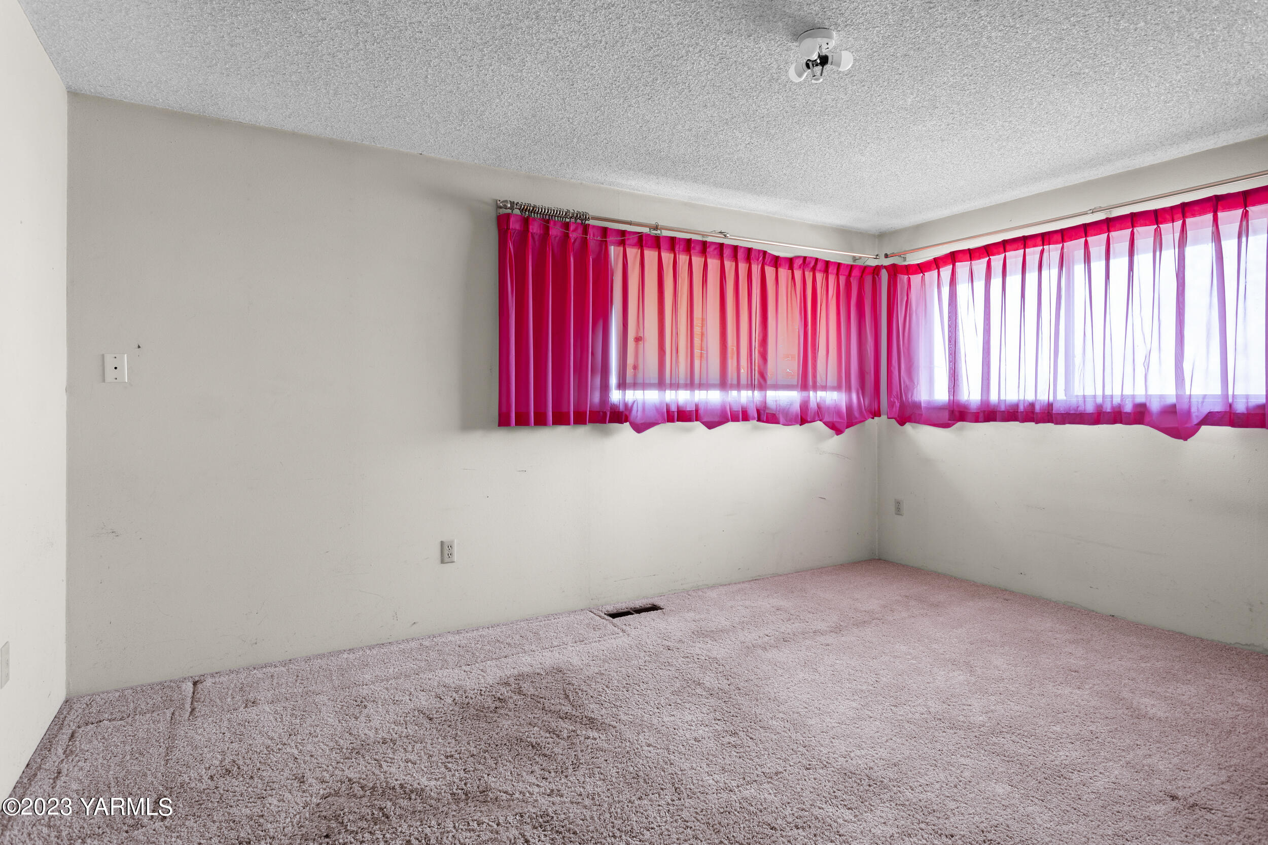 3570 Lateral B Road Wapato, WA 98951 - Photo 20 of 32 an empty room with windows and cabinet