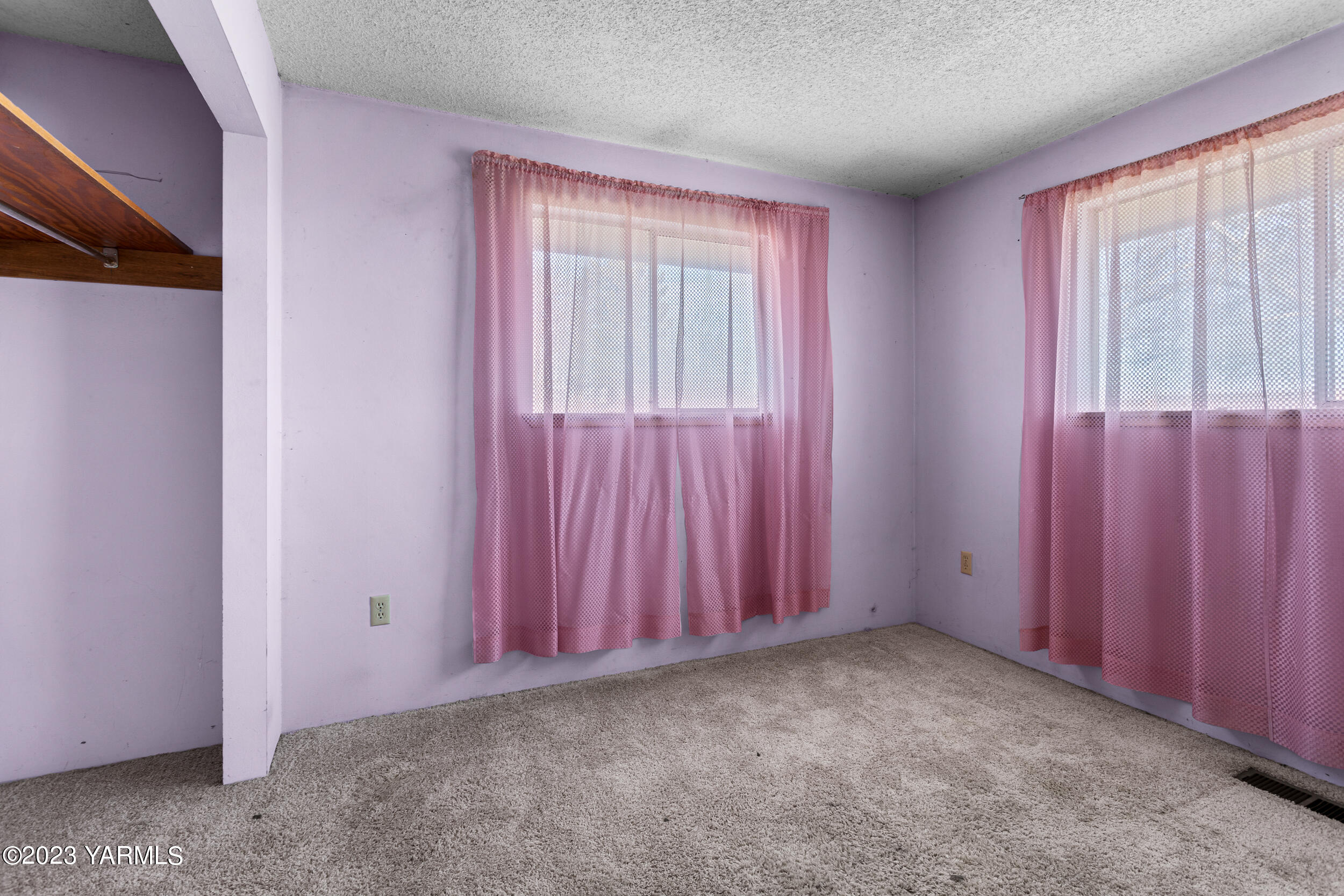 3570 Lateral B Road Wapato, WA 98951 - Photo 24 of 32 an empty room with windows