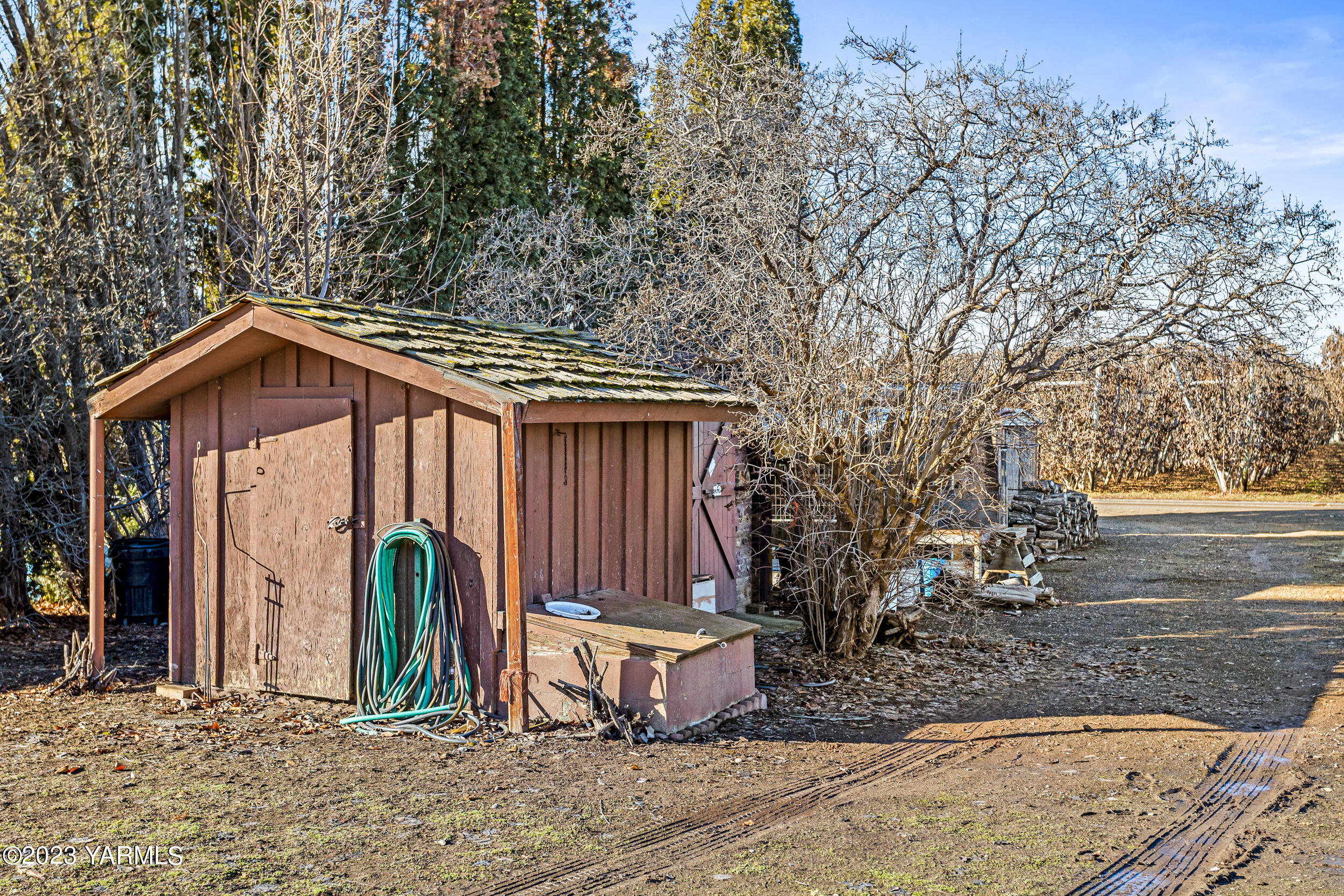 3570 Lateral B Road Wapato, WA 98951 - Photo 29 of 32 a backyard of a house with barbeque oven