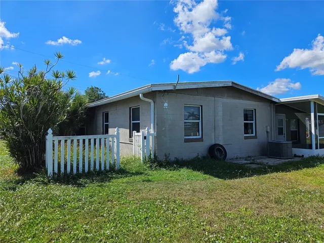 a view of a house with backyard and garden