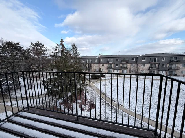 $2,000 | 9460 Bay Colony Drive, Unit 3N, Des Plaines, IL 60016