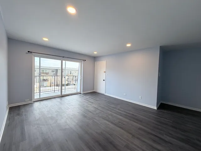 $2,000 | 9460 Bay Colony Drive, Unit 3N, Des Plaines, IL 60016