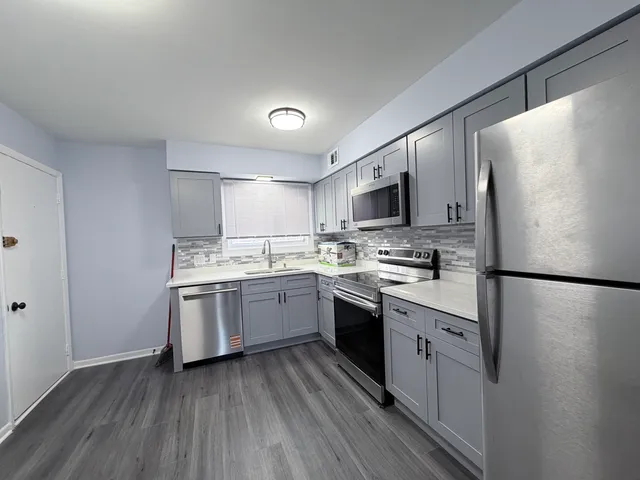 $2,000 | 9460 Bay Colony Drive, Unit 3N, Des Plaines, IL 60016