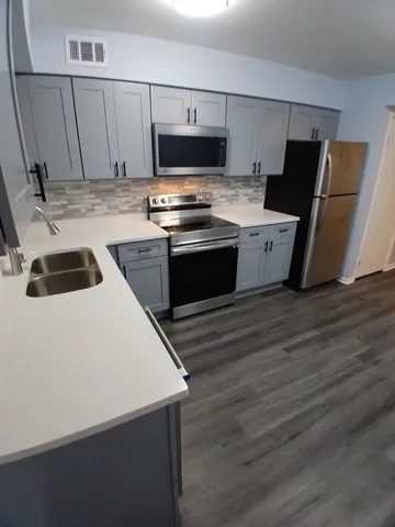 $2,000 | 9460 Bay Colony Drive, Unit 3N, Des Plaines, IL 60016