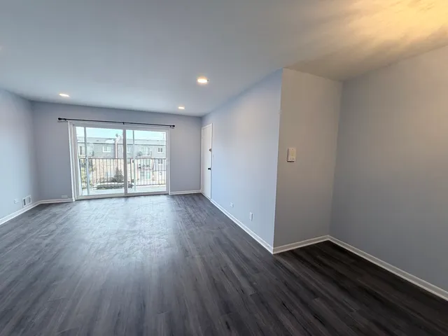 $2,000 | 9460 Bay Colony Drive, Unit 3N, Des Plaines, IL 60016