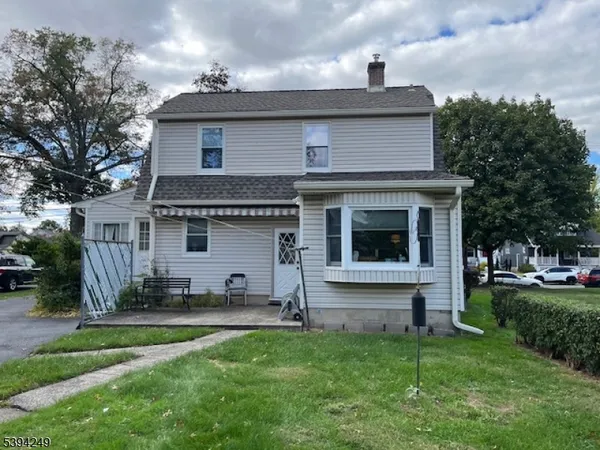a view of a house with backyard and garden