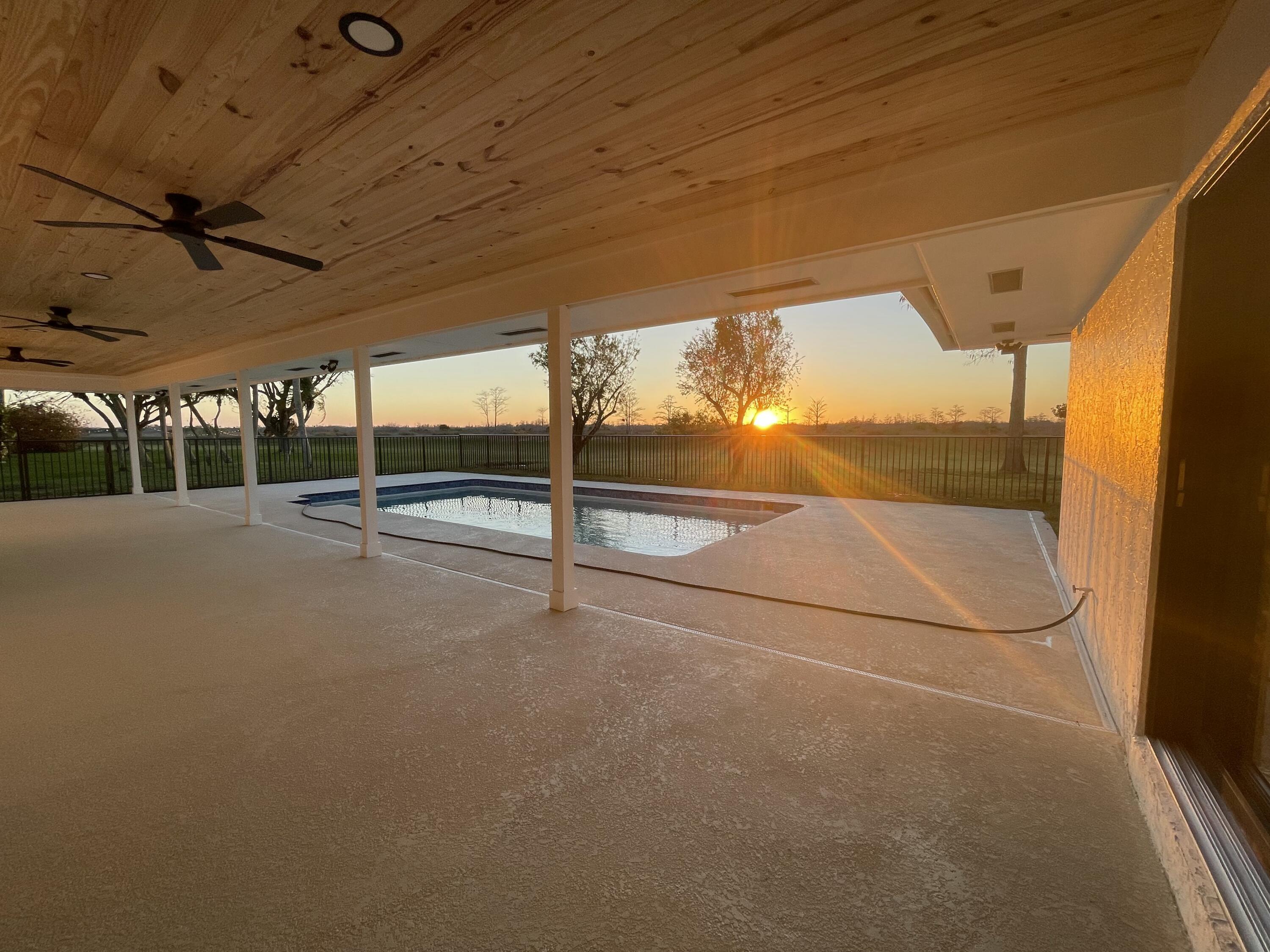 24 Dunbar Road Palm Beach Gardens, FL 33418 - Photo 71 of 93 a view of a indoor garage