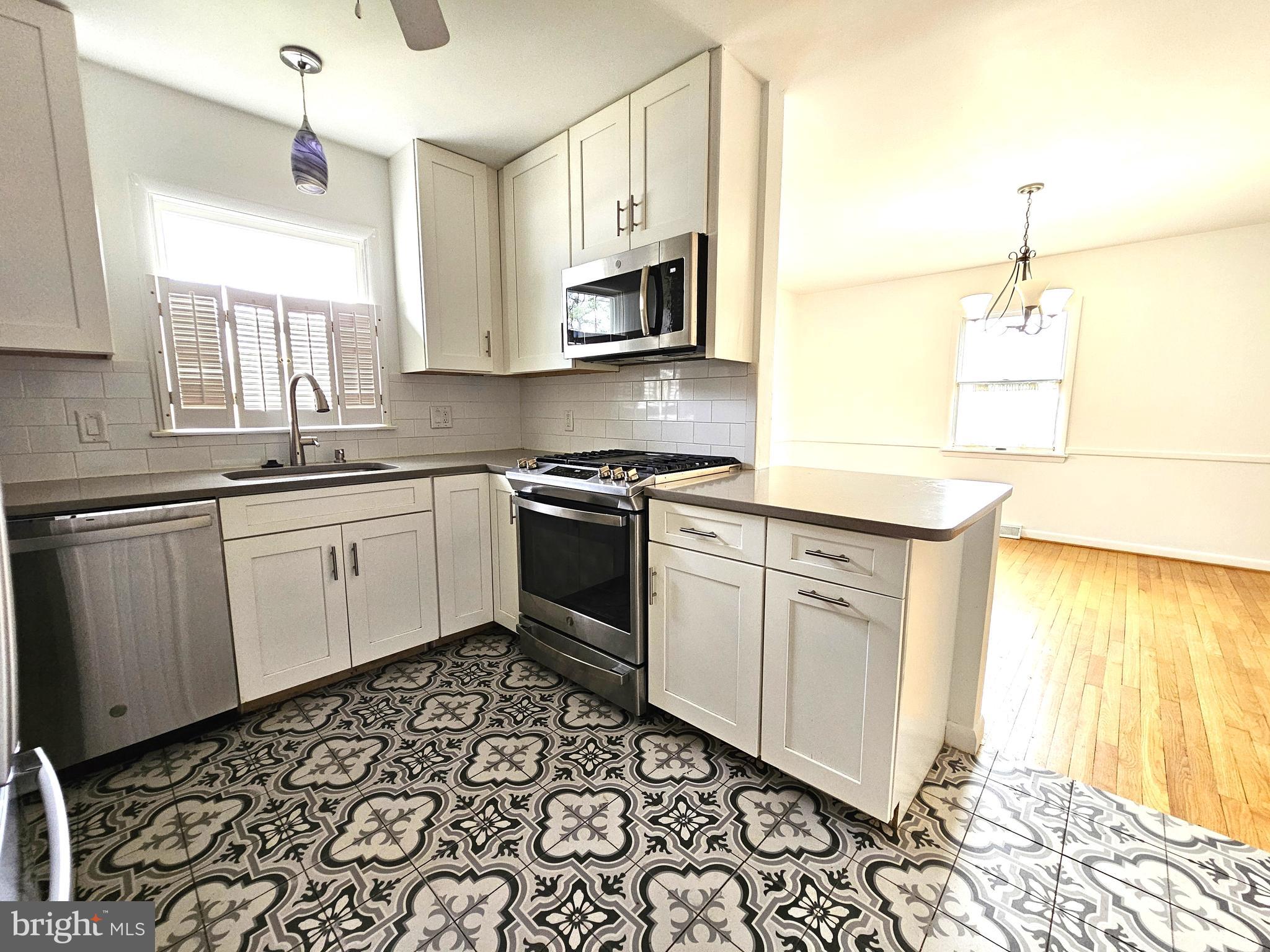103 Shawnee Circle Cambridge, MD 21613 - Photo 10 of 49 a kitchen with a sink stove and microwave