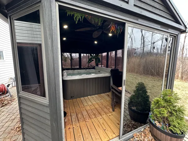 $399,900 | 1535 Kings Crown, Wixom, MI 48393