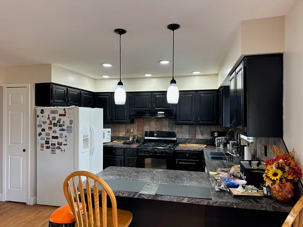 $399,900 | 1535 Kings Crown, Wixom, MI 48393