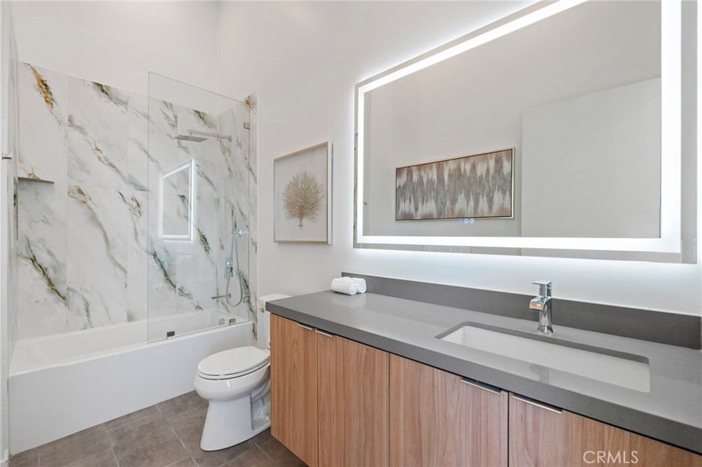 62050 Sonora Road Joshua Tree, CA 92252 - Photo 21 of 40 a bathroom with a granite countertop sink a toilet and a bathtub
