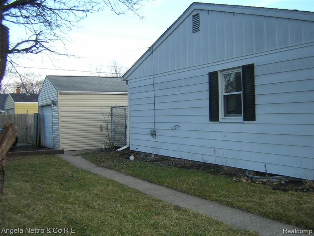 405 South Harris Road Ypsilanti, MI 48198 - Photo 4 of 8 SIDE GARAGE WITH DRIVE