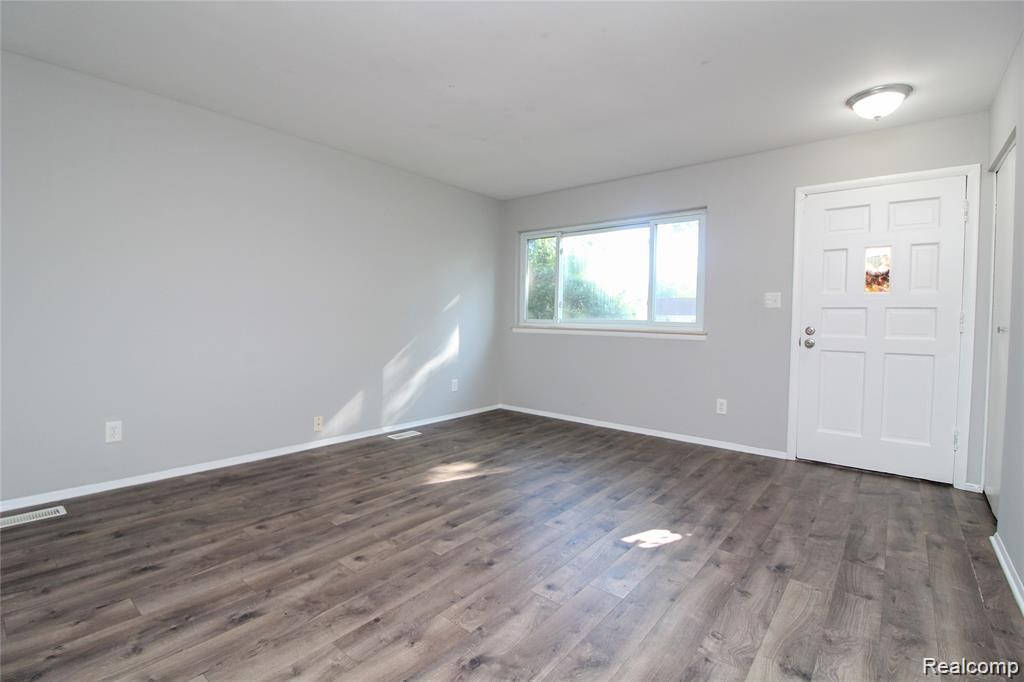 19169 Inkster Road Livonia, MI 48152 - Photo 4 of 29