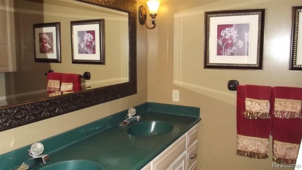 382 Beechview Drive Rochester, MI 48306 - Photo 22 of 24 MASTER BATHROOM