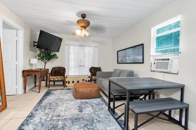 $2,250 | 909 North Palmway, Unit B, Lake Worth Beach, FL 33460