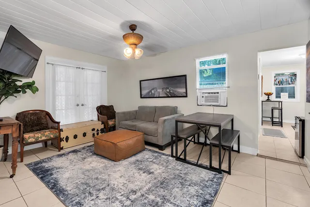 $2,250 | 909 North Palmway, Unit B, Lake Worth Beach, FL 33460