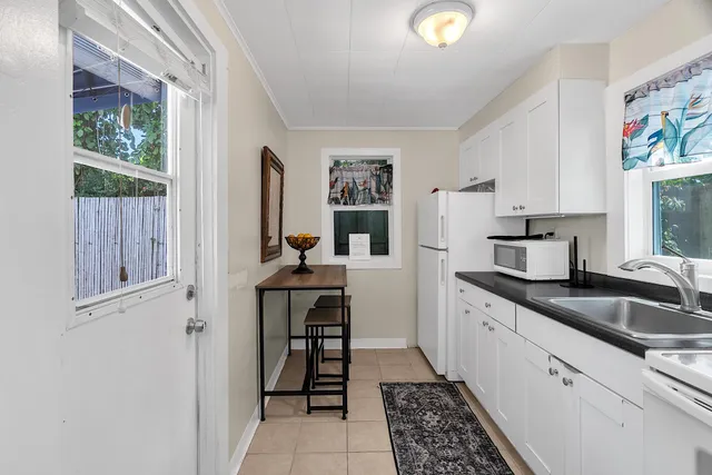 $2,250 | 909 North Palmway, Unit B, Lake Worth Beach, FL 33460