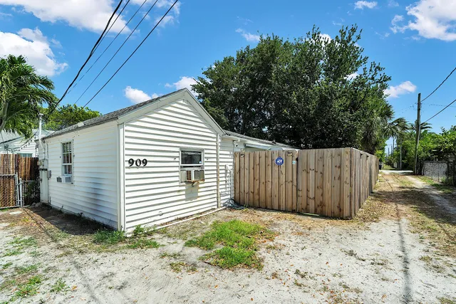 $2,250 | 909 North Palmway, Unit B, Lake Worth Beach, FL 33460