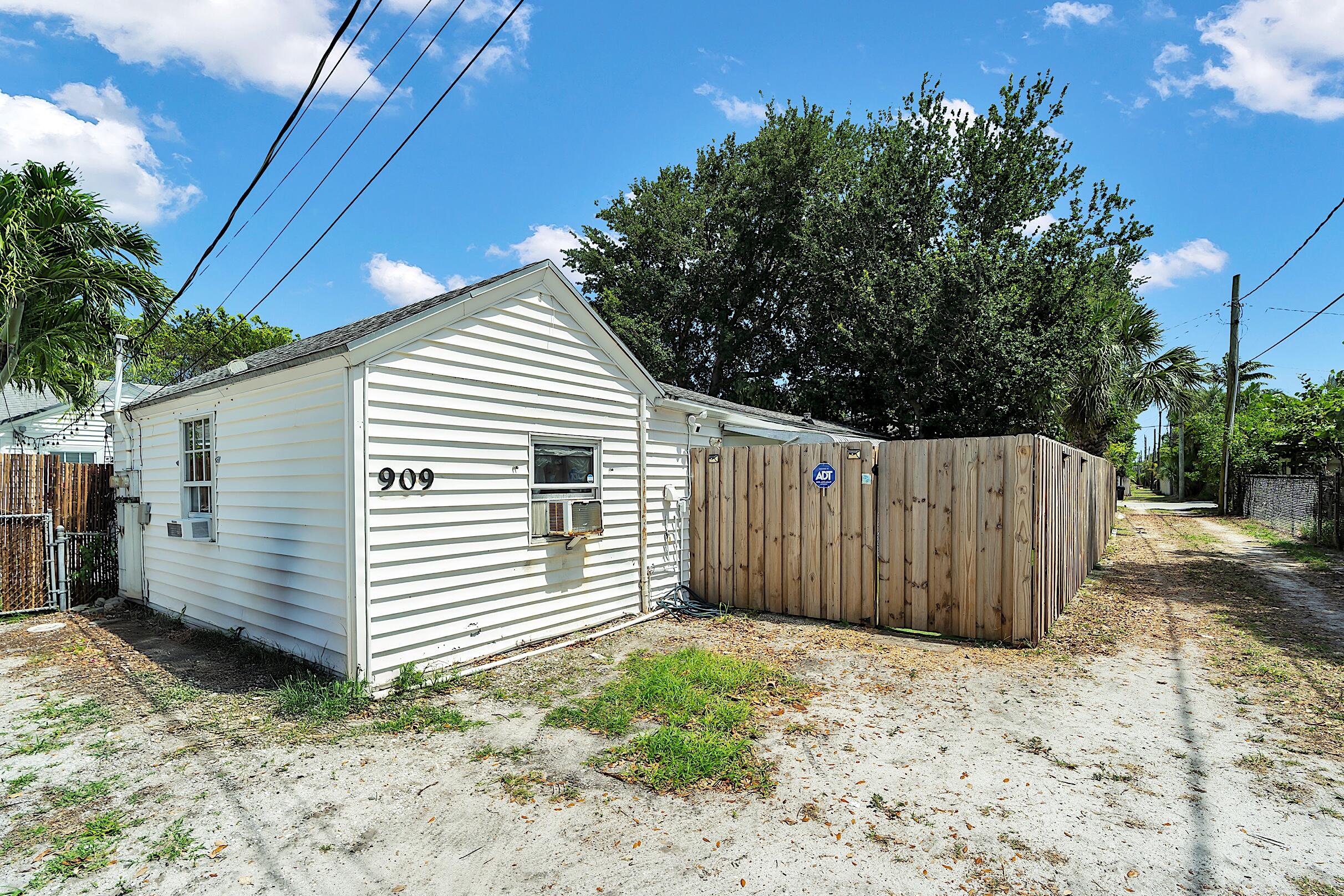 909 North Palmway, Unit B Lake Worth Beach, FL 33460 - Photo 2 of 28 909 - 001