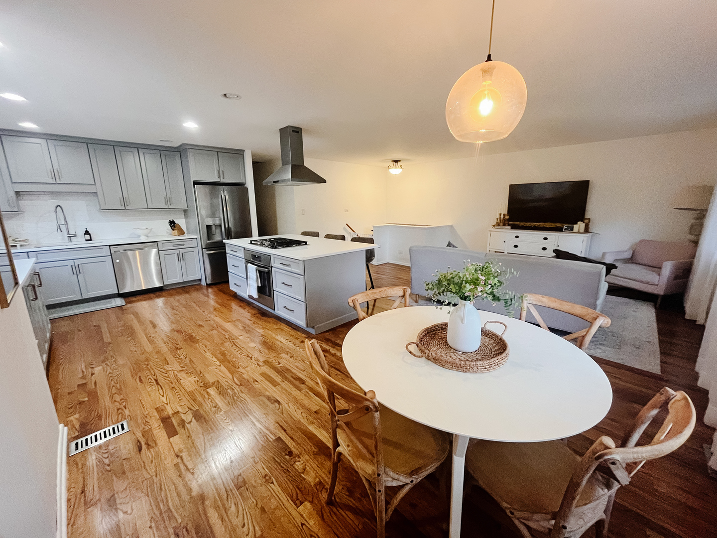 2030 Carleton Road Hoffman Estates, IL 60169 - Photo 6 of 25 Gallery Image 6