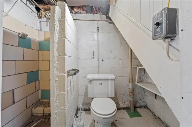 a view of walk in closet