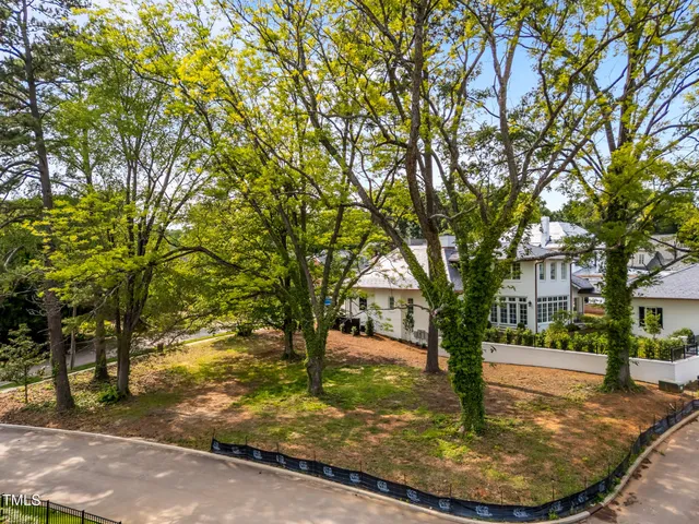 a view of a yard with a house
