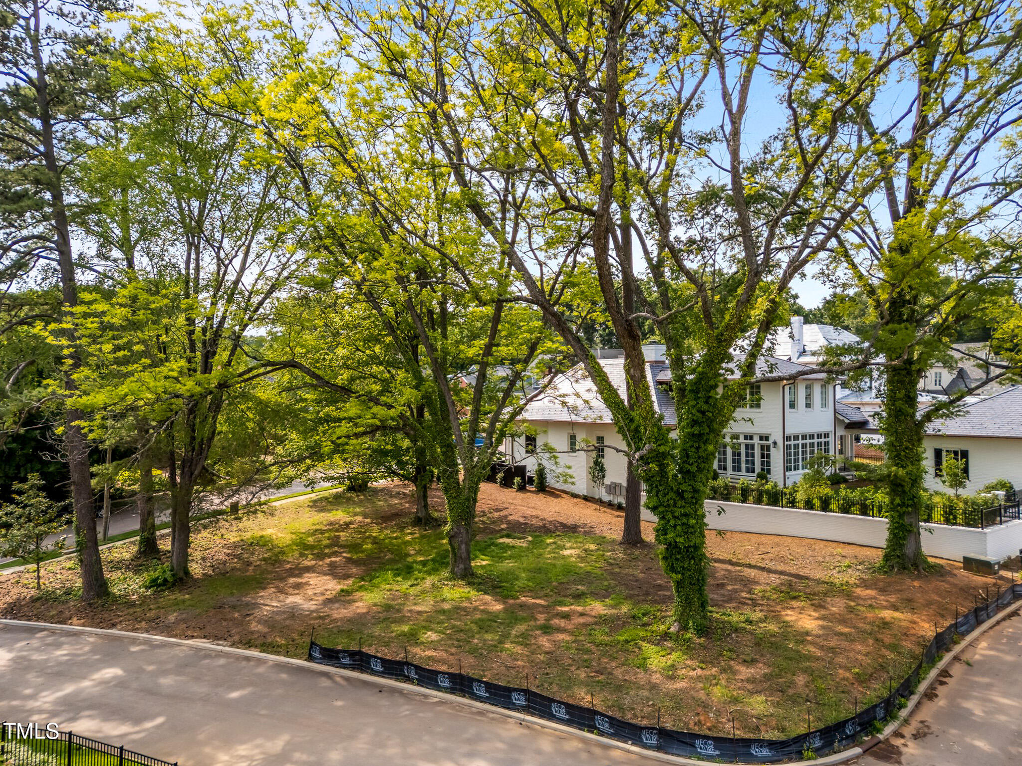 a view of a yard with a house