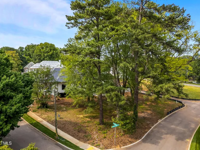 a view of a back yard