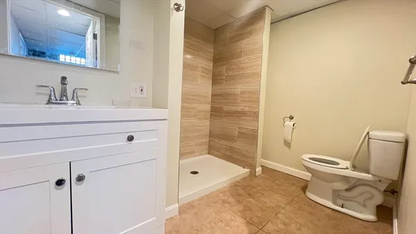 $2,200 | 991 Main Street, Unit 1, Warren, MA 01083