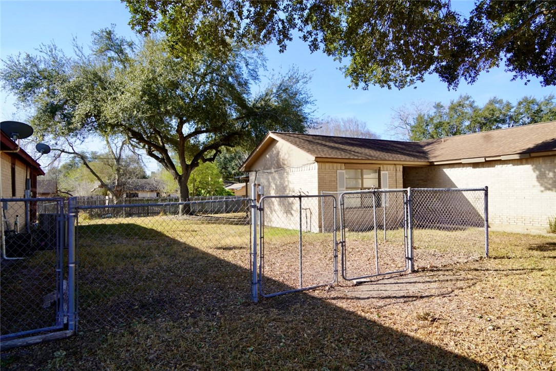 1205 Oregon Street Alice, TX 78332 - Photo 2 of 19